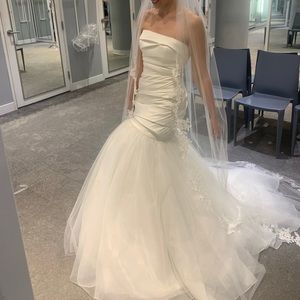 Vera Wang Wedding Dress NEVER WORN! Gorgeous gown - ended up not being “the one”